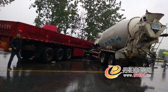 122省道最新事故，下雨开车要小心.jpg