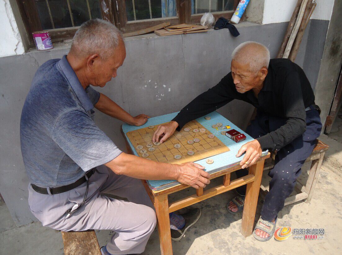 两人在周老家下棋.jpg