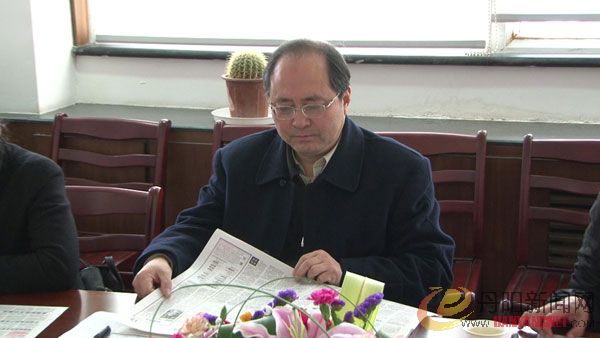 看报纸.jpg