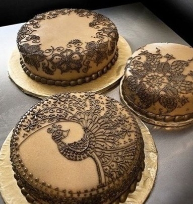 蛋糕也会有蕾丝边？是的没错，这个据说是巴黎的工艺美食大师的作品，蛋糕上的孔雀优雅的附着在裸色的底盘上 ...