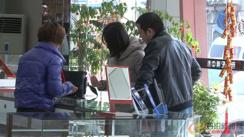 眼镜市场迎来配镜高峰(1).jpg