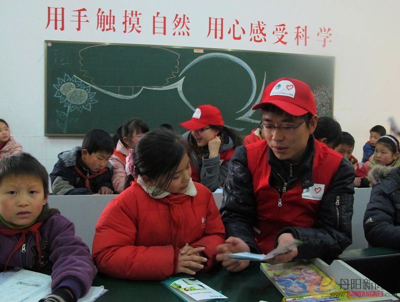 供电“红马甲”向小学生宣传用电常识_副本.jpg