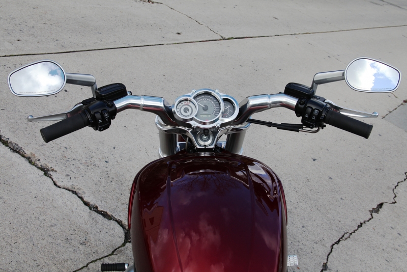 09_Harley_V-Rod_Muscle_cockpit.jpg