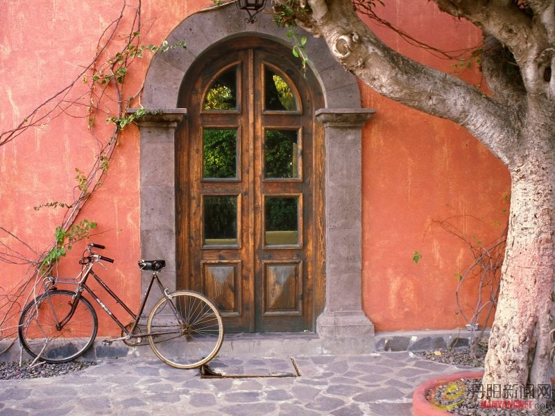 Doorway and Bicycle, Loreto, Mexico.jpg