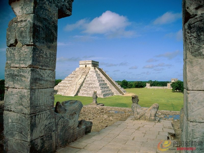 El Castillo, Chichen Itza (Mayan Toltec), Mexico.jpg