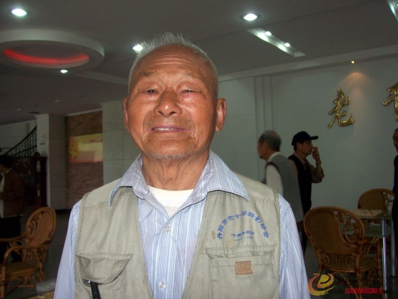 这位老者来自丹阳队。87岁了，精神可掬，身体硬朗，爱好广泛（摄影、象棋、旅游）祝老人活够120岁哦！