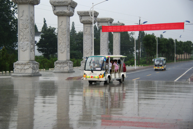 001 雷电大雨迎来旅游者.JPG