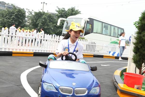 图片九：小营员在BMW交通安全主题公园中驾驶电 动小汽车.jpg