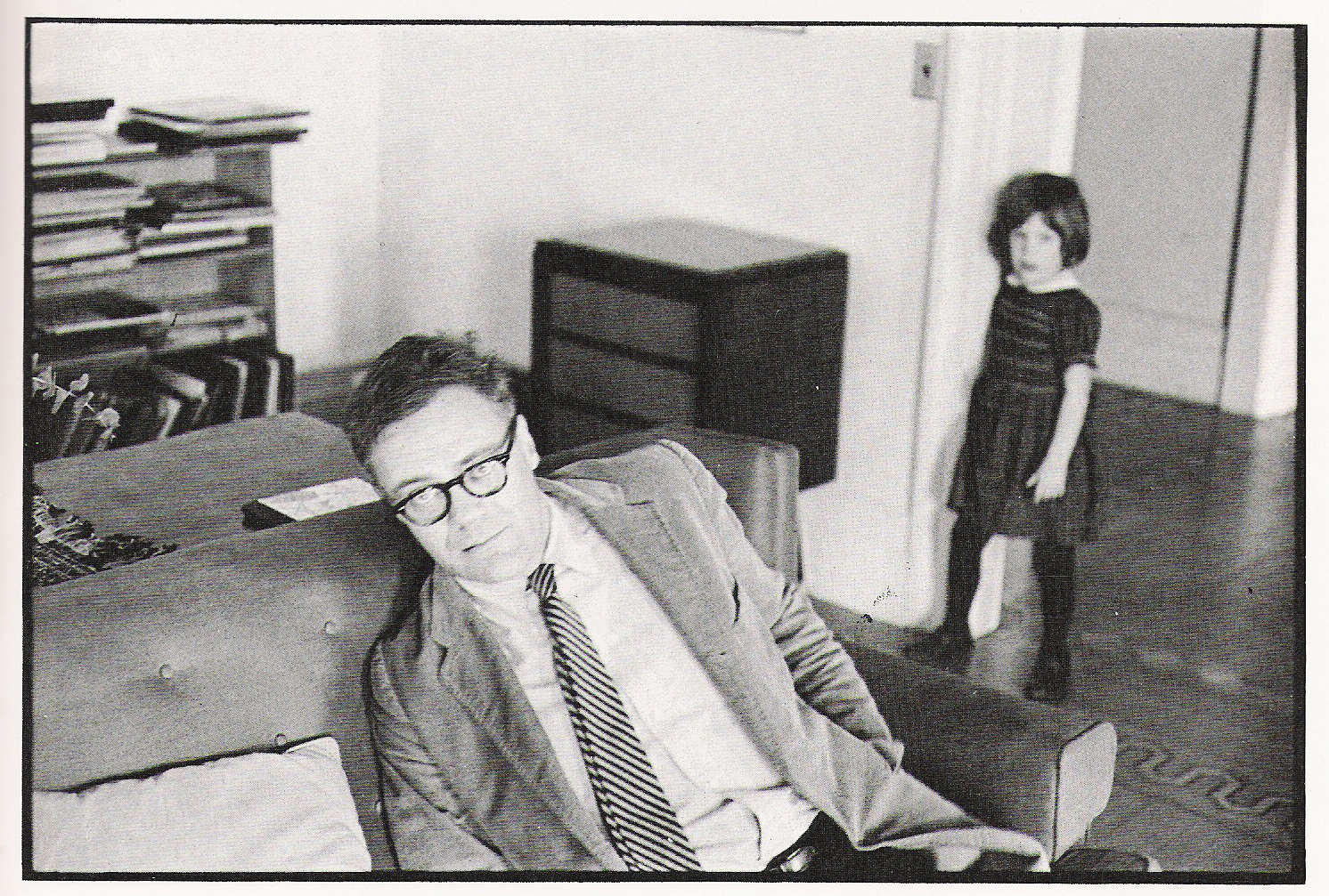 CB.R.21. Robert Lowell, poeta, y su hija, 1946.jpg