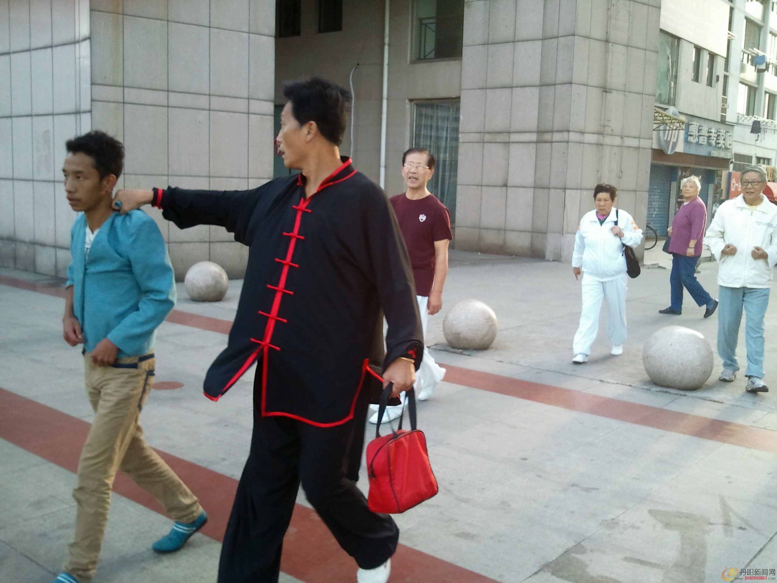 抓住小偷.jpg