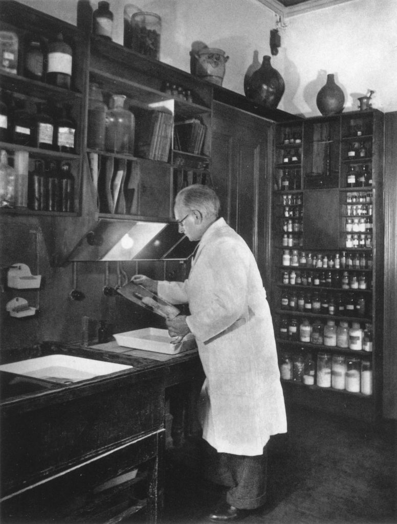 Kln - Cologne - August Sander - 019 - August Sander in seinem Labor, ca.1938.jpg