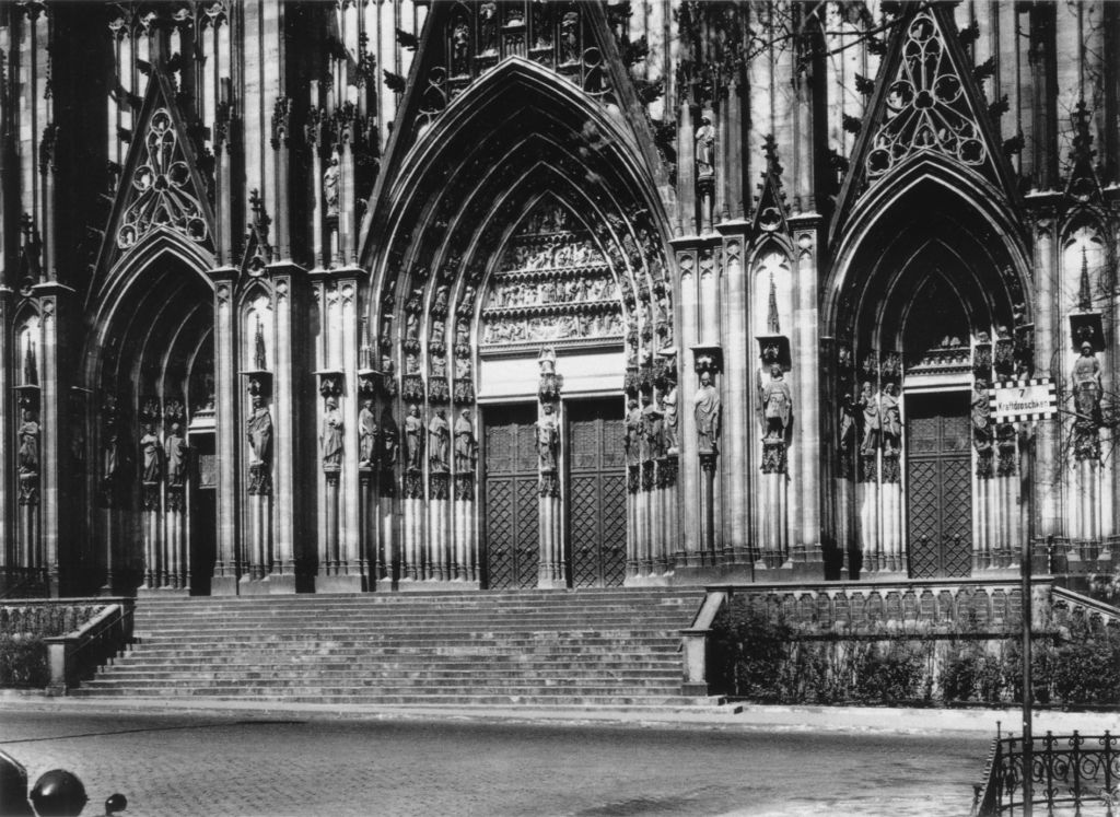 Kln - Cologne - August Sander - 033 - Der Südeingang vom Dom, ca.1930.jpg