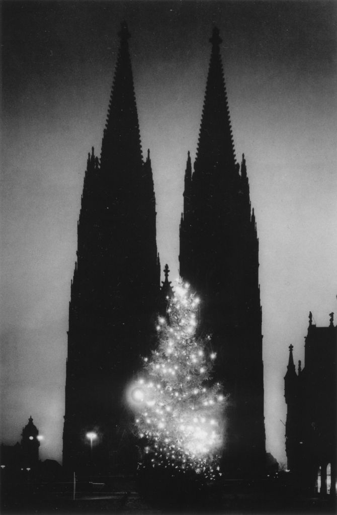 Kln - Cologne - August Sander - 043 - Der Dom zur Weihnachtszeit vor 1934.jpg