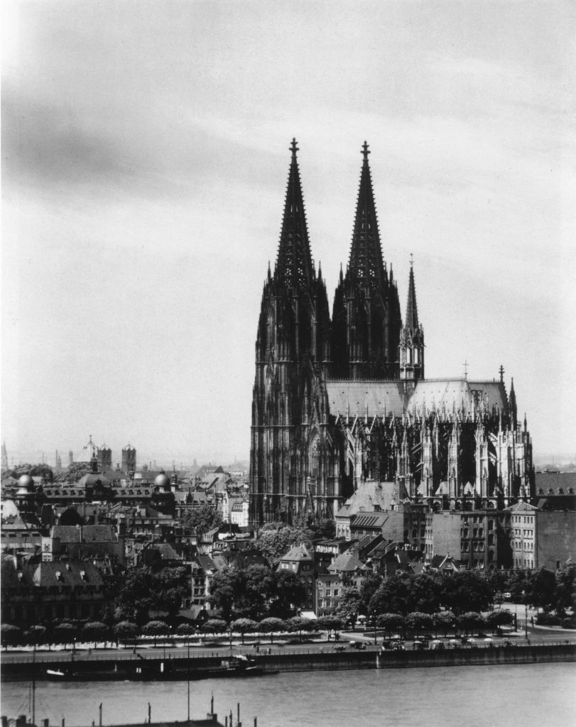 Kln - Cologne - August Sander - 051 - Der Dom,links St. Gereon 30er Jahre.jpg