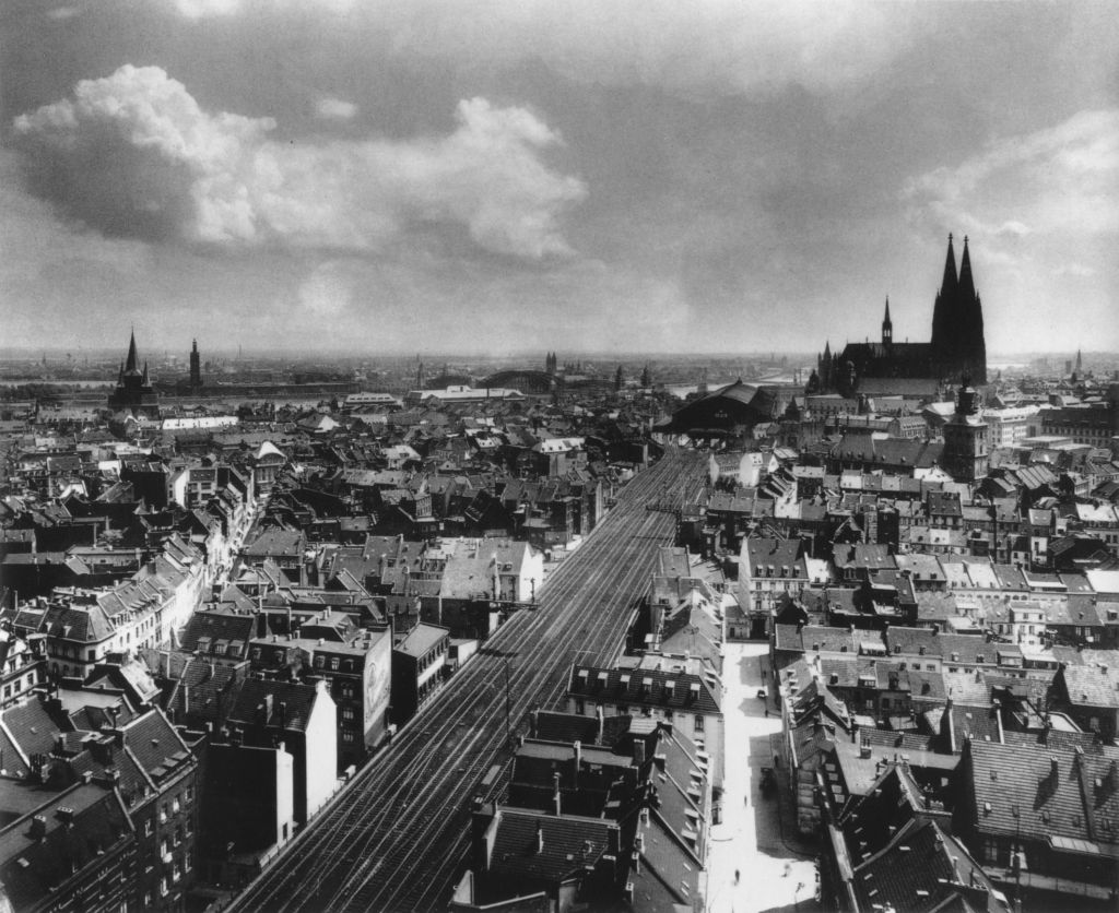 Kln - Cologne - August Sander - 050 - Dom im Stadtbild, links St. Kunibert und M.jpg