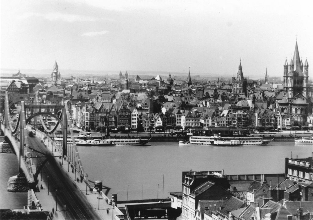 Kln - Cologne - August Sander - 088 - Rheinfront von St. Martin bis Hngebrücke 1938.jpg