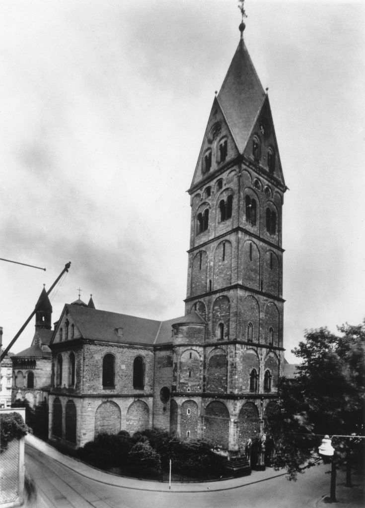 Kln - Cologne - August Sander - 109 - St. Aposteln 30er Jahre.jpg