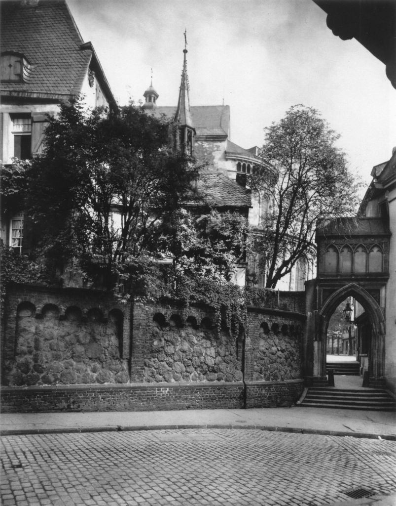 Kln - Cologne - August Sander - 160 - Dreiknigenpfrtchen ca.1927.jpg