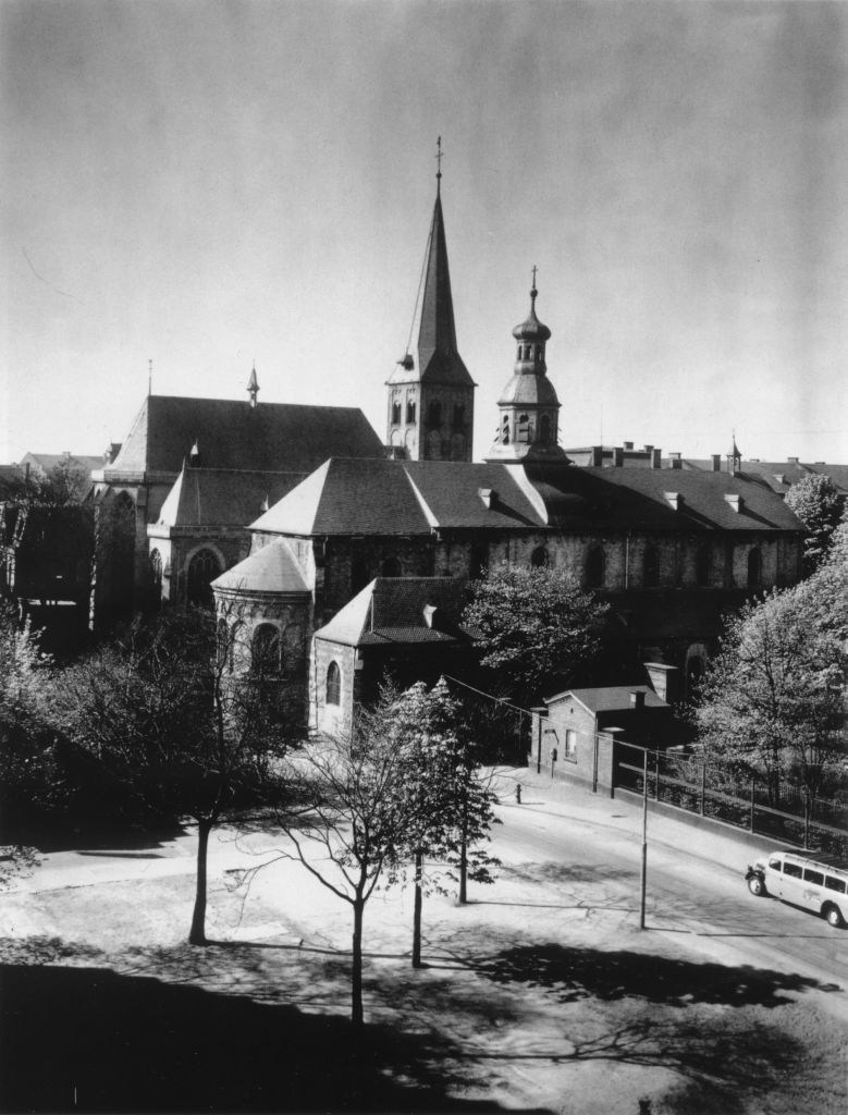 Kln - Cologne - August Sander - 188 - St. Peter und St. Ccilia 30er Jahre.jpg