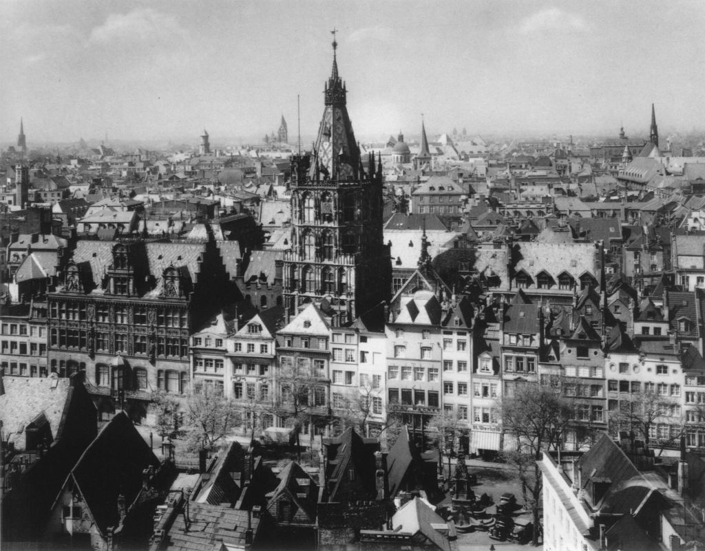 Kln - Cologne - August Sander - 203 - Blick auf Rathaus und Alter Markt ca.1938.jpg