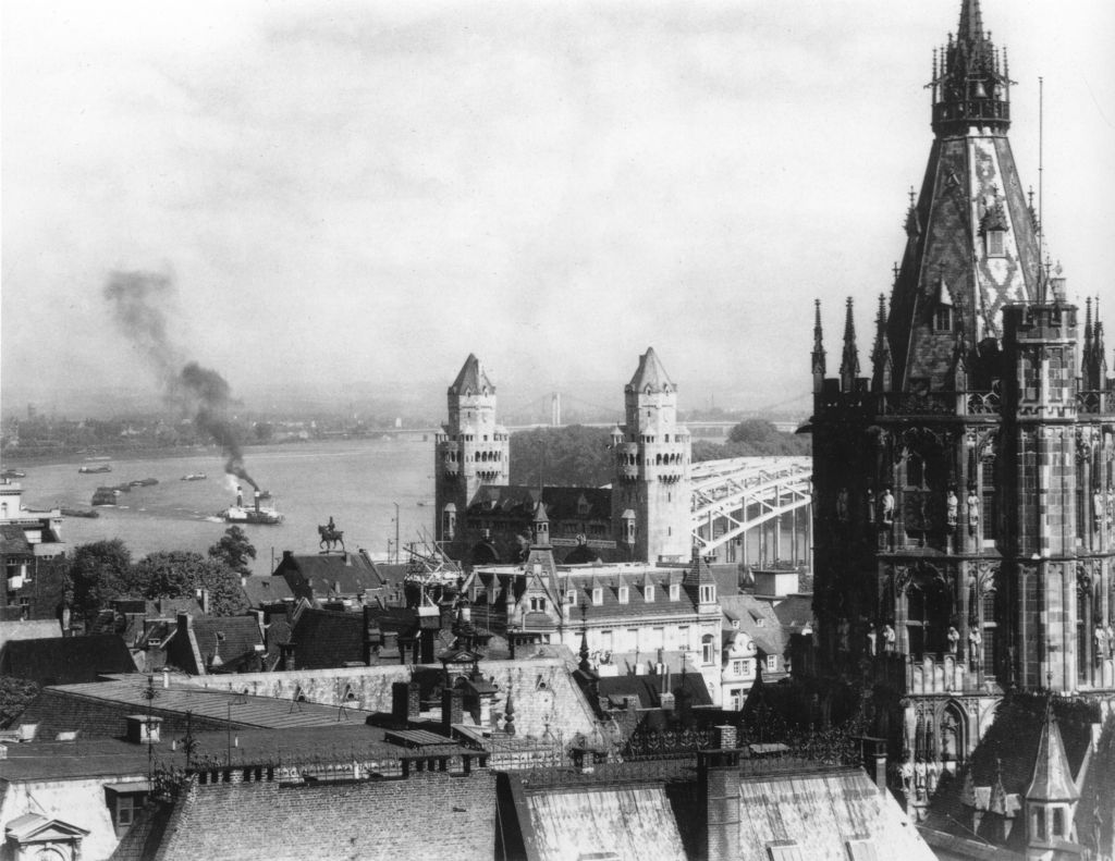 Kln - Cologne - August Sander - 204 - Rathausturm mit Blick auf den Rhein ca. 1938.jpg