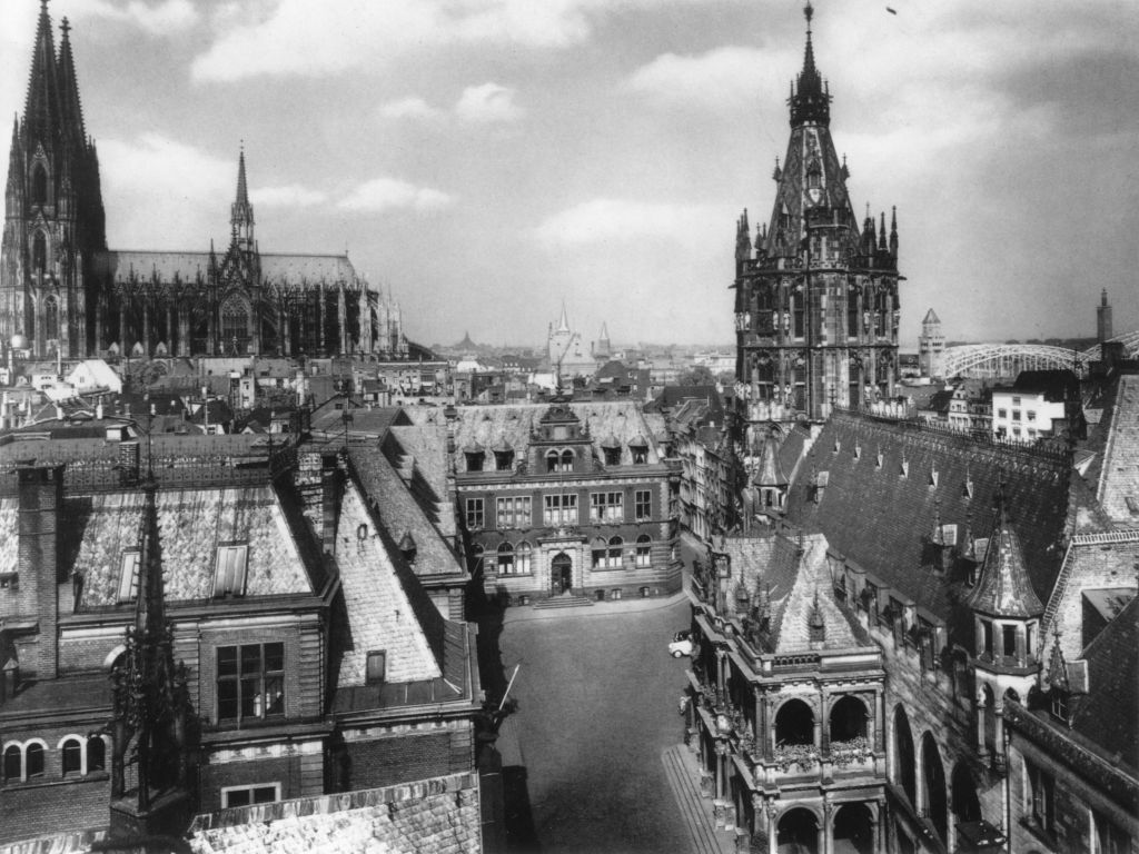 Kln - Cologne - August Sander - 205 - Rathaus und Dom ca.1938.jpg