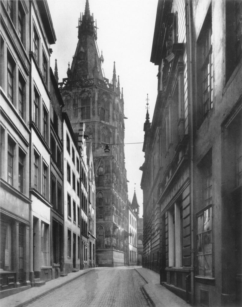 Kln - Cologne - August Sander - 223 - Rathausgasse 30er Jahre.jpg