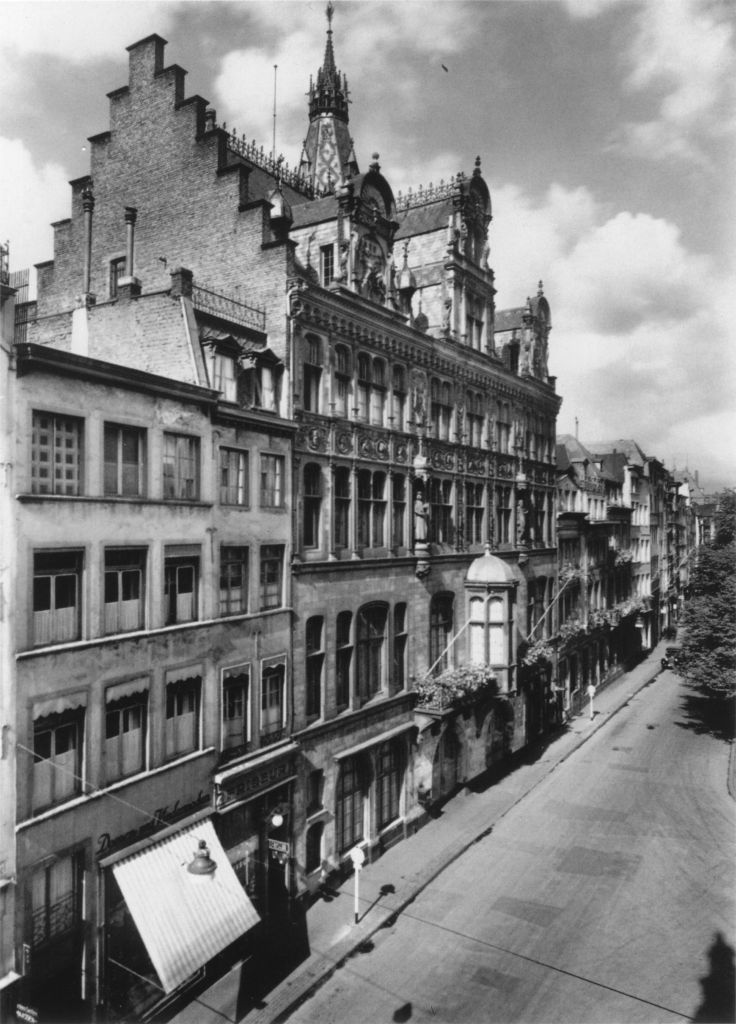 Kln - Cologne - August Sander - 227 - Rathaus, Rückseite 30er Jahre.jpg