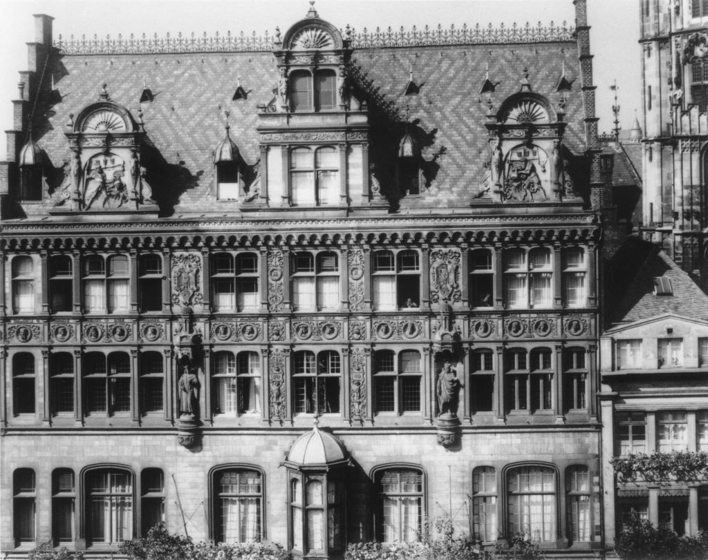 Kln - Cologne - August Sander - 229 - Rathaus 1929.jpg