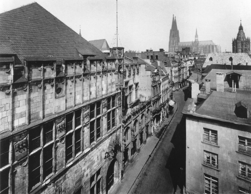 Kln - Cologne - August Sander - 242 - Rathausgasse am Gürzenich 30er Jahre.jpg