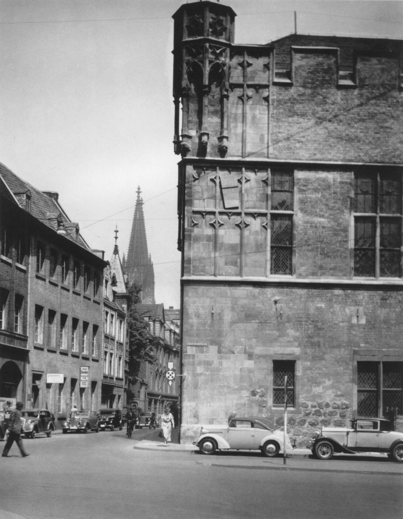 Kln - Cologne - August Sander - 243 - Am Gürzenich, im Hintergrund die Domtürm.jpg