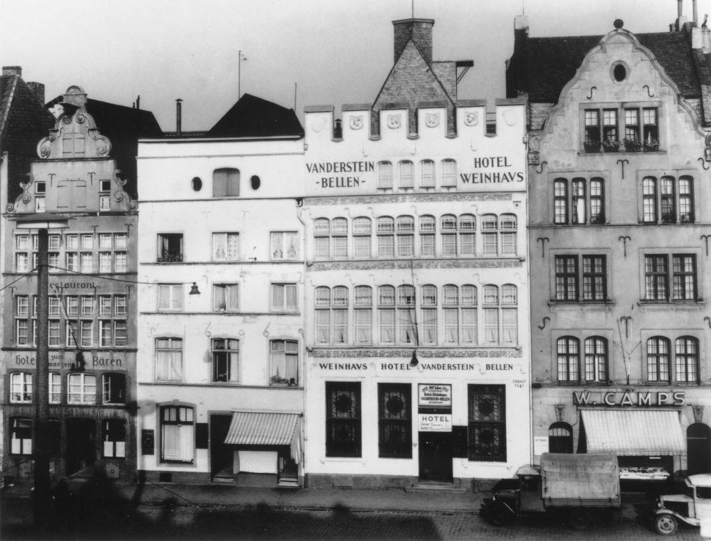 Kln - Cologne - August Sander - 259 - Alte Huser am Heumarkt ca.1938.jpg