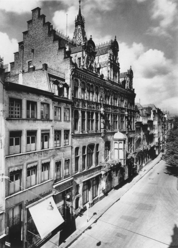 Kln - Cologne - August Sander - 261 - Rathaus, Rückseite 30er Jahre.jpg