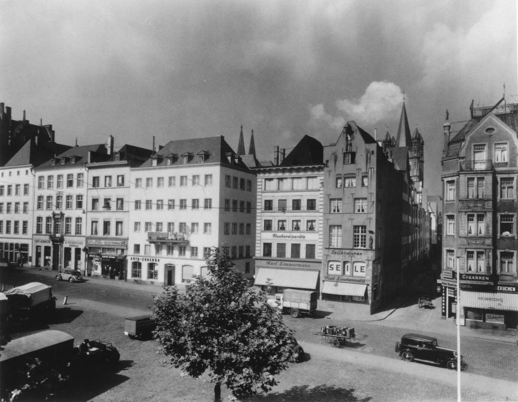 Kln - Cologne - August Sander - 263 - Die Altstadt am Heumarkt 30er Jahre.jpg