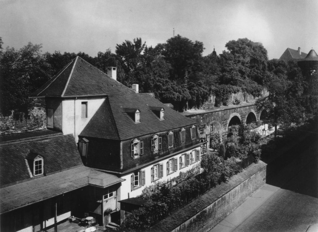 Kln - Cologne - August Sander - 271 - Die Innenseite der Stadtmauer am Gereonswa.jpg