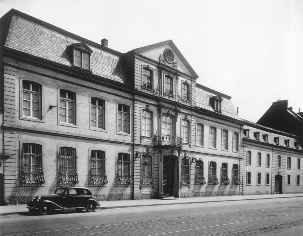 Kln - Cologne - August Sander - 274 - Bischfliches Palais 30er Jahre.jpg