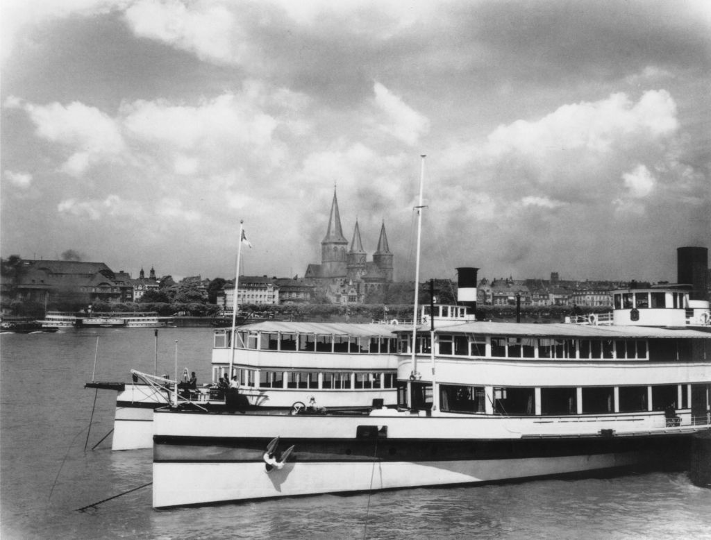 Kln - Cologne - August Sander - 285 - Rheinfront vor St. Kunibert 30er Jahre.jpg