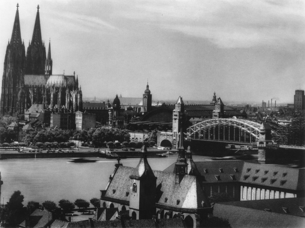 Kln - Cologne - August Sander - 286 - Der Dom, Jesuitenkirche, Hauptbahnhof und .jpg