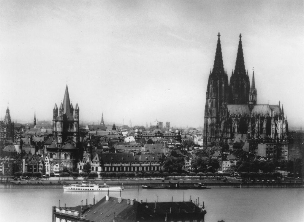 Kln - Cologne - August Sander - 289 - Rheinfront, Rathaus, Stapelhaus und Dom 30.jpg