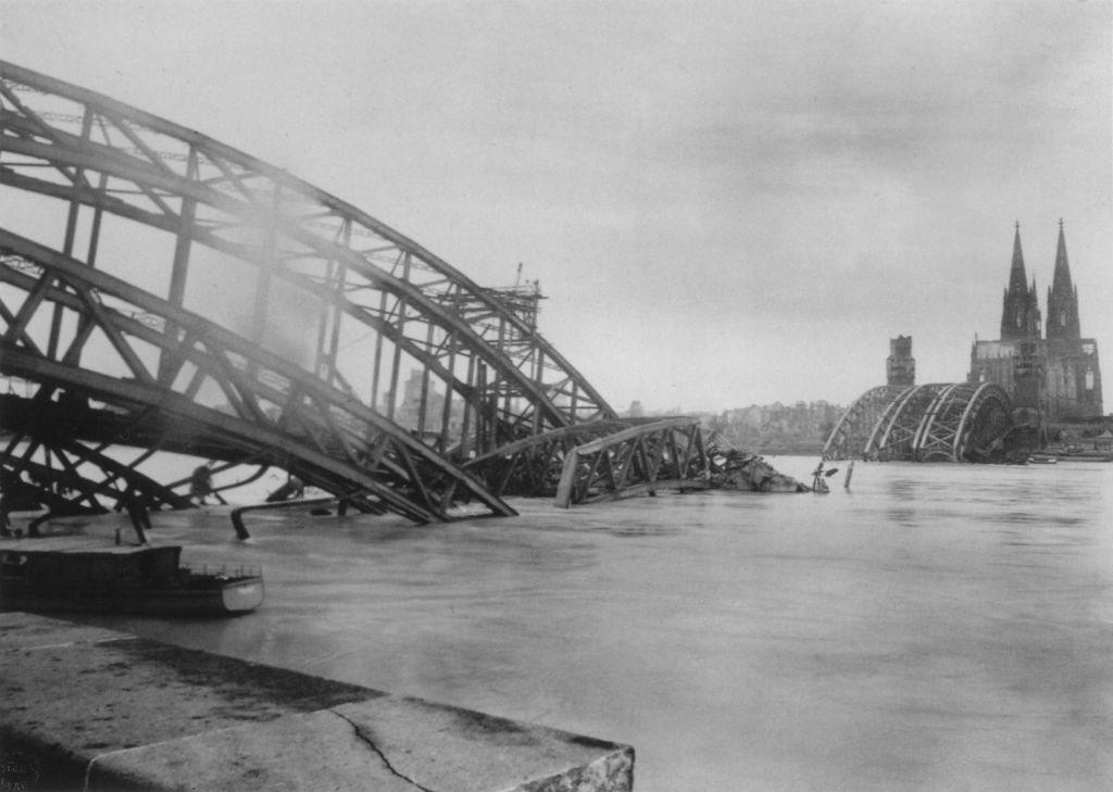 Kln - Cologne - August Sander - 333 - Rheinfront mit Hohenzollernbrücke und Dom.jpg