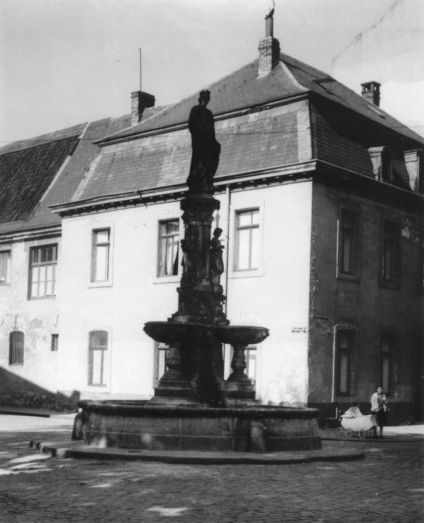 Kln - Cologne - August Sander - 342 - Brunnen an der Freiheit, Mülheim 1938.jpg