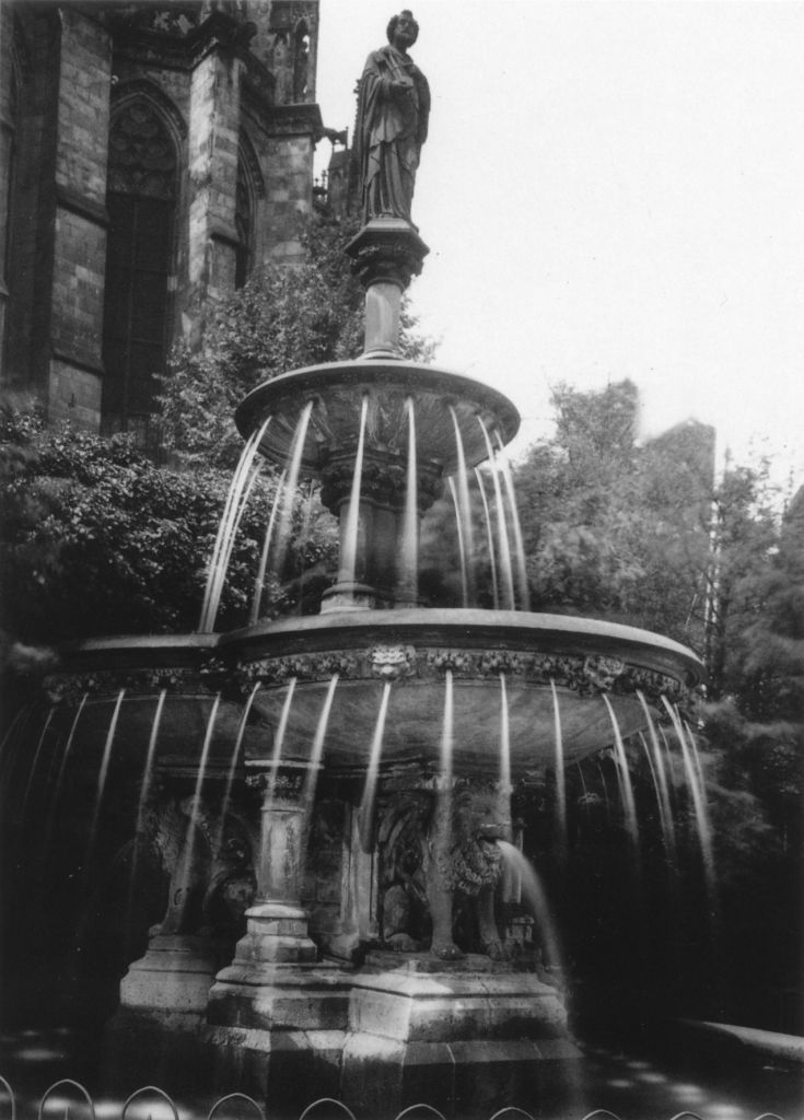 Kln - Cologne - August Sander - 348 - Petrusbrunnen am Dom 1920-1939.jpg