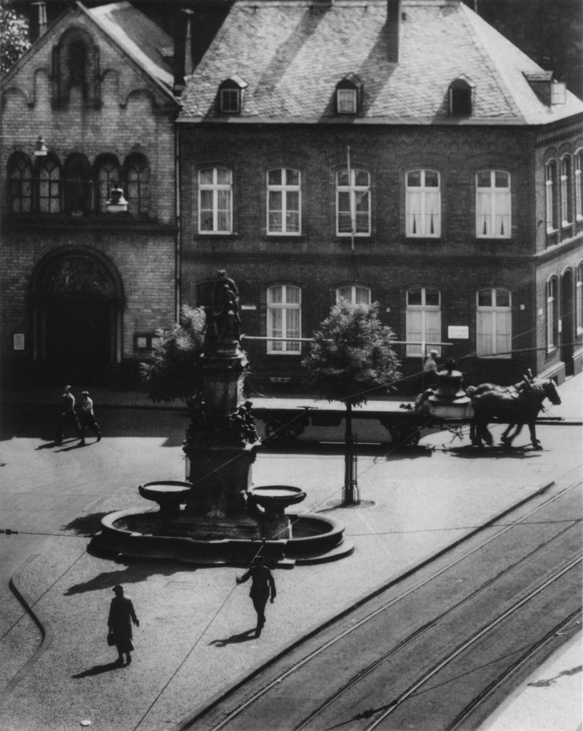 Kln - Cologne - August Sander - 349 - Hermann-Josef-Brunnen am Waidmarkt 1938.jpg