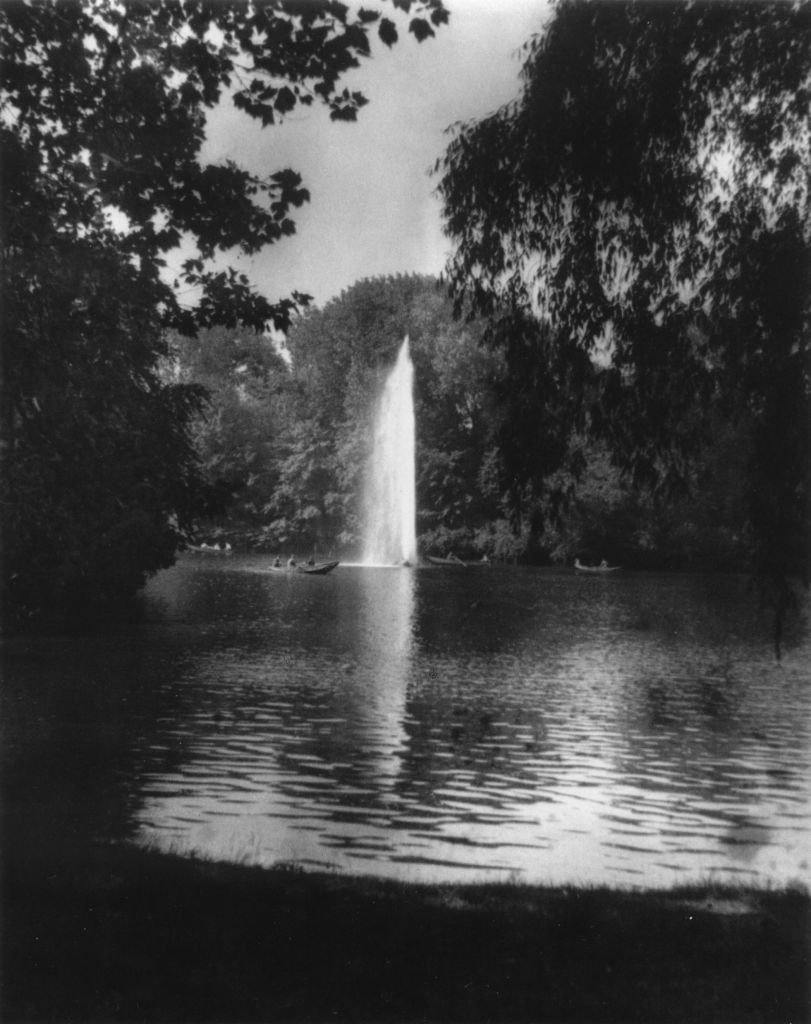 Kln - Cologne - August Sander - 354 - Springbrunnen im Stadtwald 1920-1939.jpg