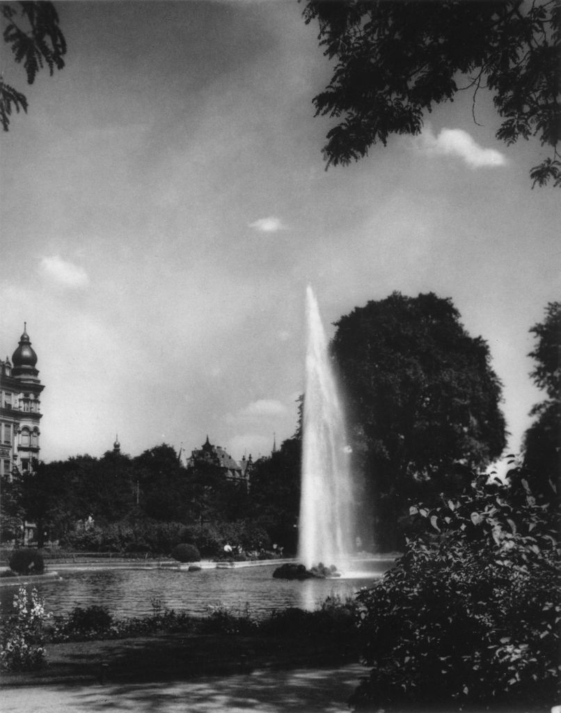 Kln - Cologne - August Sander - 355 - Springbrunnen am Deutschen Ring 1920-1939.jpg