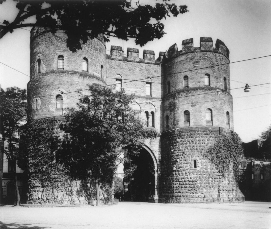 Kln - Cologne - August Sander - 356 - Hahnentor 1920-1939.jpg