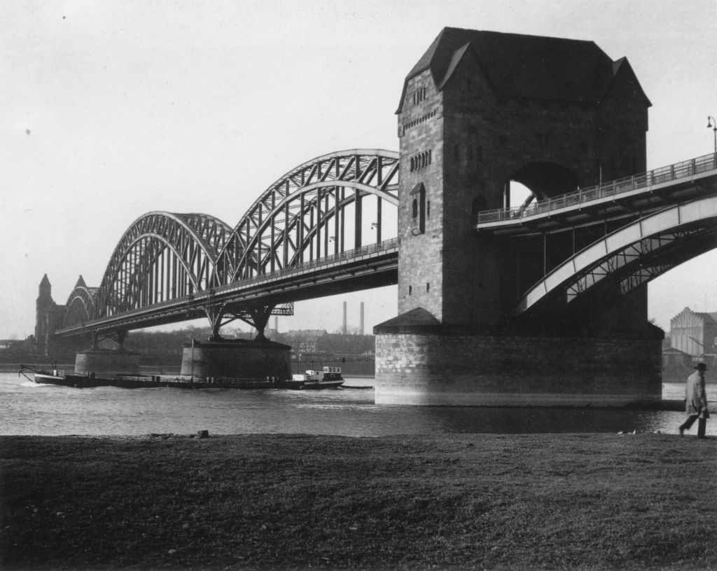 Kln - Cologne - August Sander - 367 - Südbrücke 1920-1939.jpg