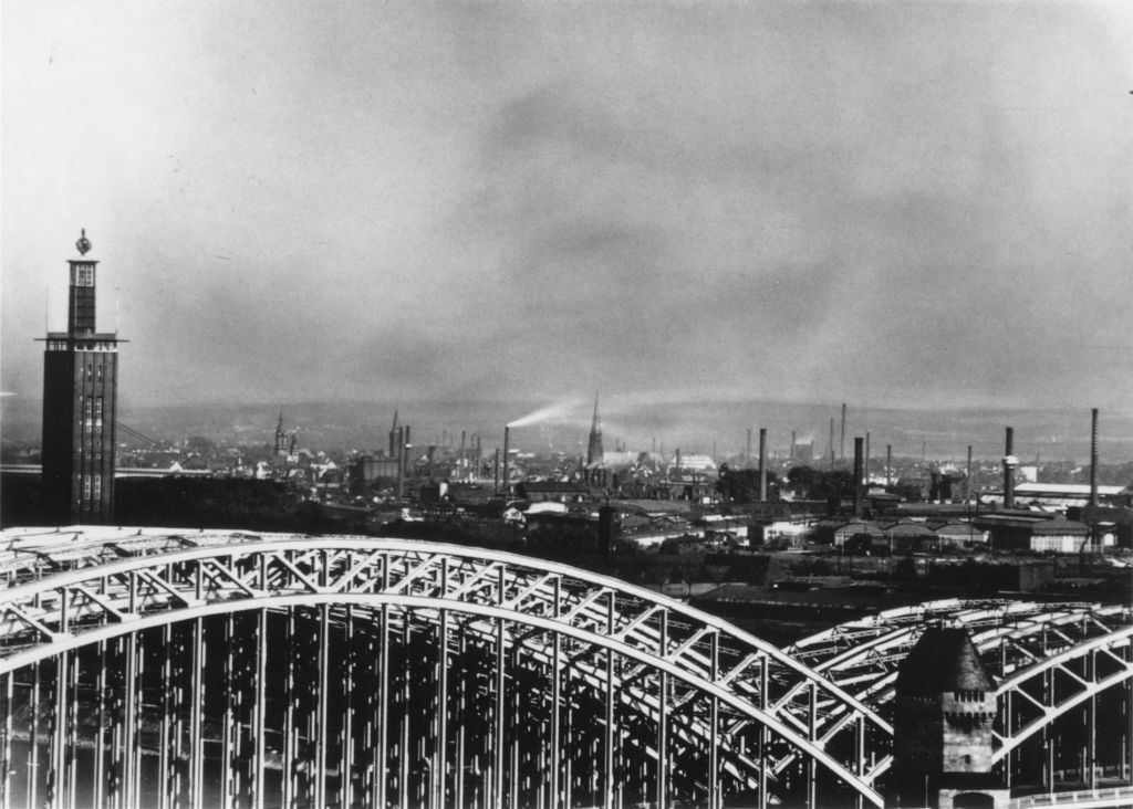 Kln - Cologne - August Sander - 369 - Blick über das Industriegelnde Deutz, Mü.jpg