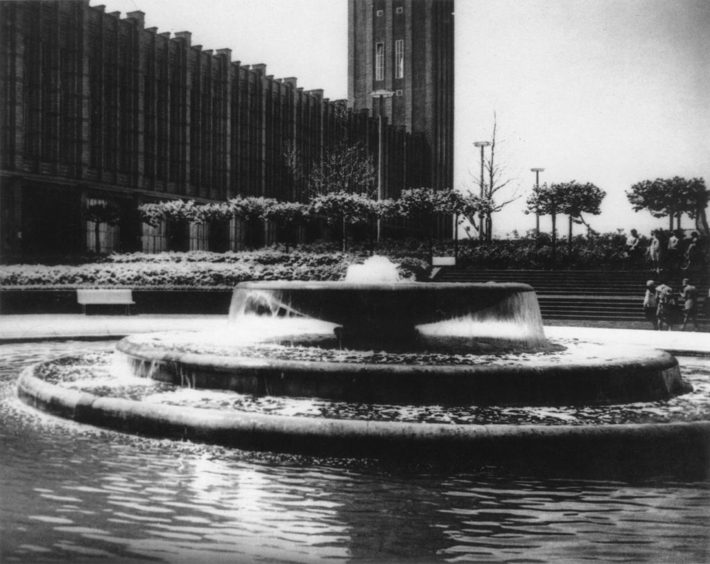 Kln - Cologne - August Sander - 375 - Brunnen im Messehof nach 1928.jpg