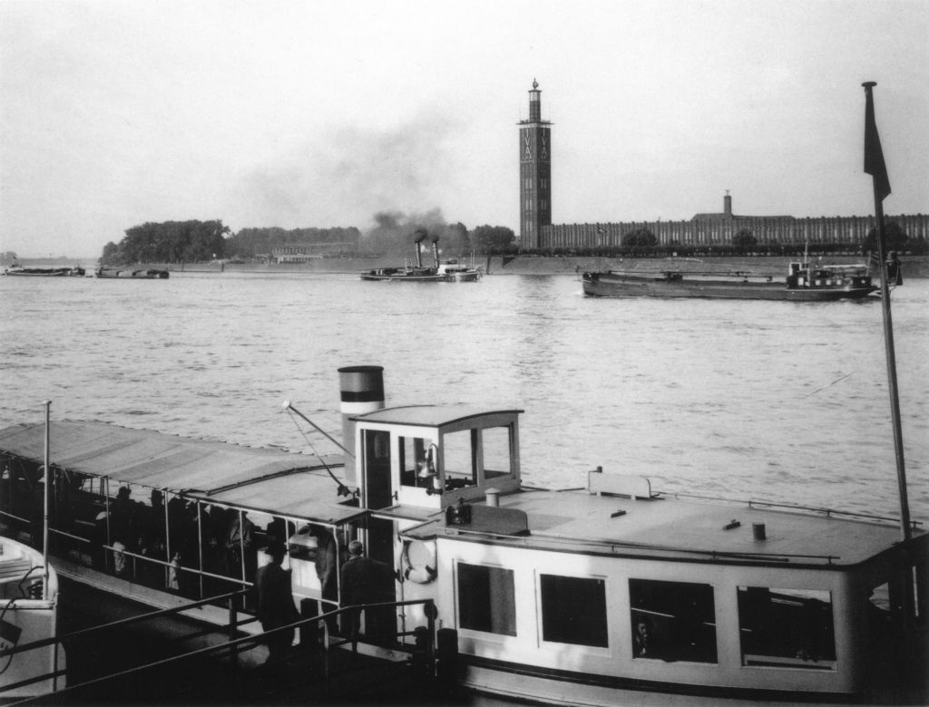 Kln - Cologne - August Sander - 376 - Messegelnde Deutz und berfahrschiff nach 1928.jpg